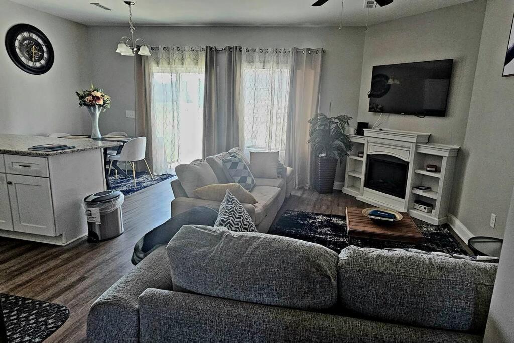 Gorgeous 3 Bedroom Home With Cable Tv In All Rooms & Free Wi-Fi كونكورد المظهر الخارجي الصورة